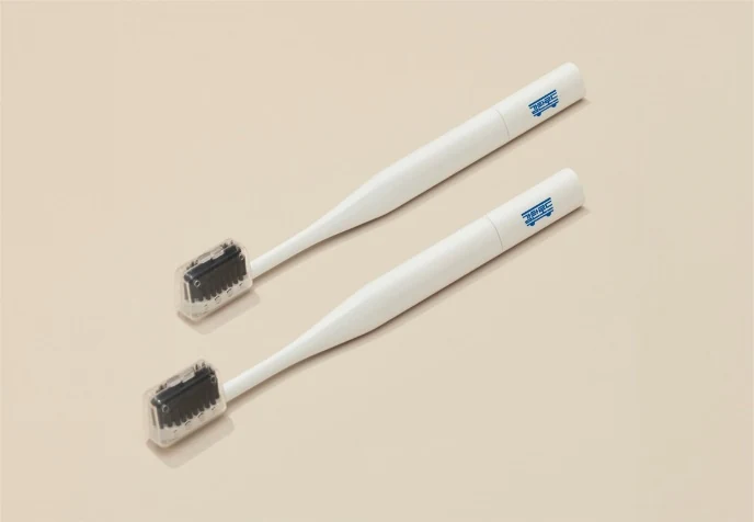 감탄로드 로고를 적용한 칫솔